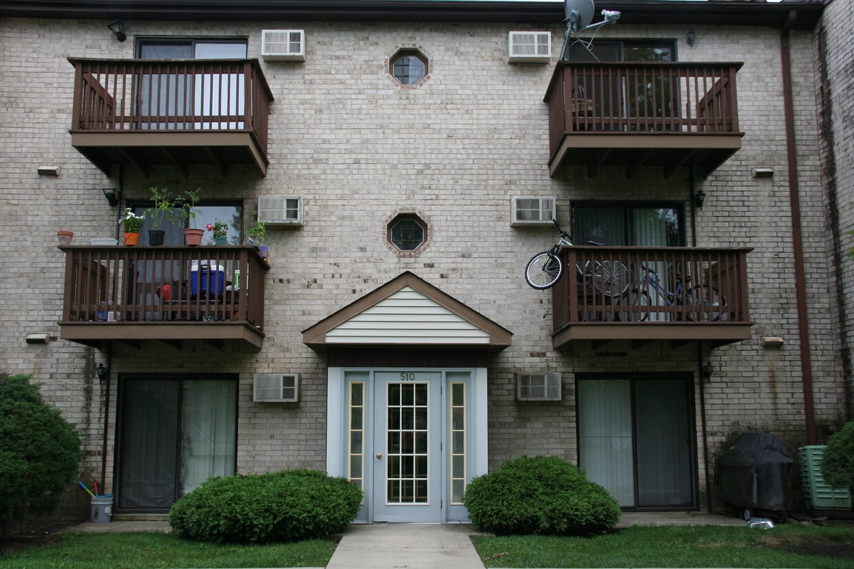510 Spruce Dr Unit 33B, Palatine, IL 60074 Condo for Rent in Palatine, IL
