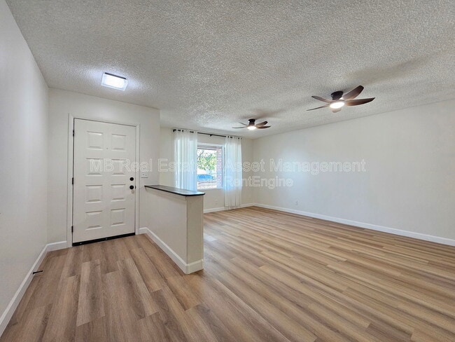 Foto del edificio - 5331 W Diana Ave