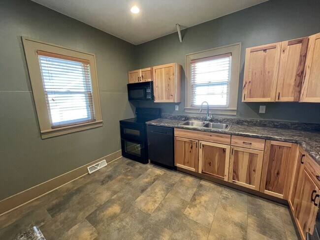 Foto del edificio - Main Level Duplex with Lawn and Snow Inclu...