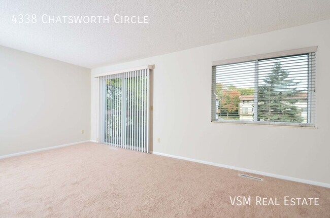 Building Photo - 3 Bed / 1.5 Bath End-Unit Townhome Ready S...