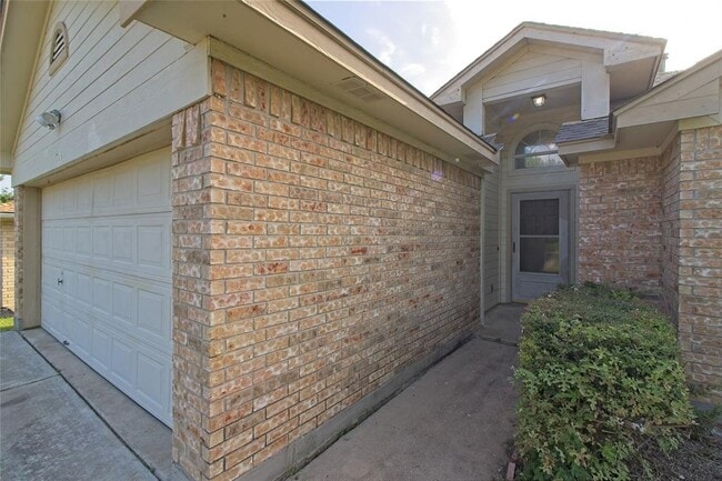 Building Photo - 300 Caladium Ct