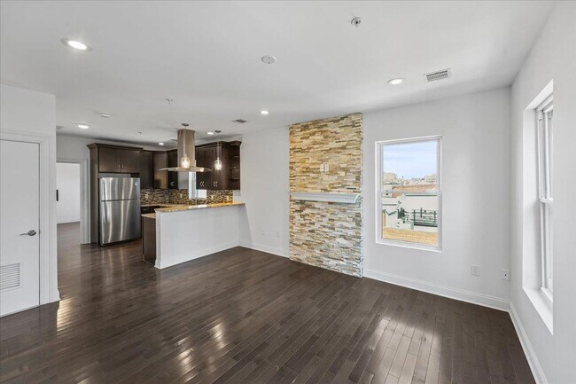 Building Photo - 211 Bay St