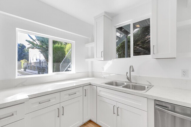 Building Photo - 1040 N Crescent Heights Blvd