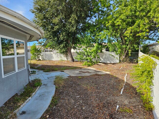 Foto del edificio - 3345 Trask Dr