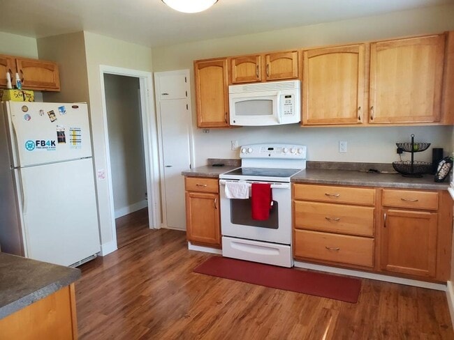 Building Photo - 2 Bedroom Single Family Home, Fall Move In!