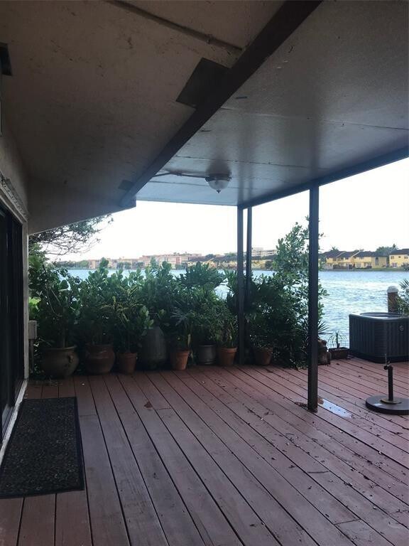 Foto del edificio - 598 NE 199th Terrace