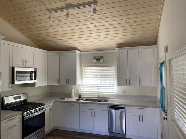 Building Photo - Newly Updated