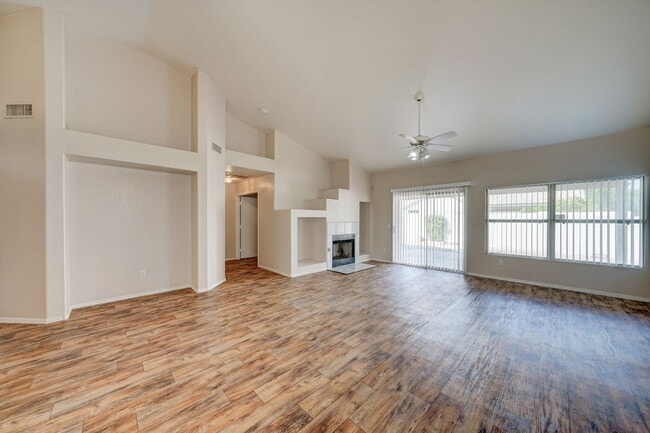 Building Photo - AVAILABLE NOW!!!!!