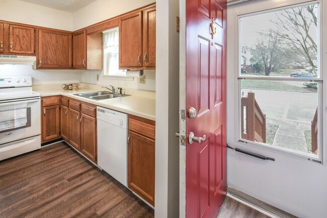 Building Photo - Updated & Inviting Skiffes Creek Townhome ...