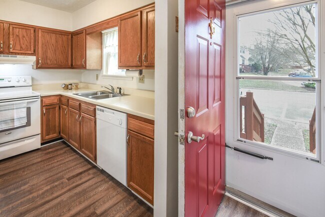 Foto del edificio - Updated & Inviting Skiffes Creek Townhome ...