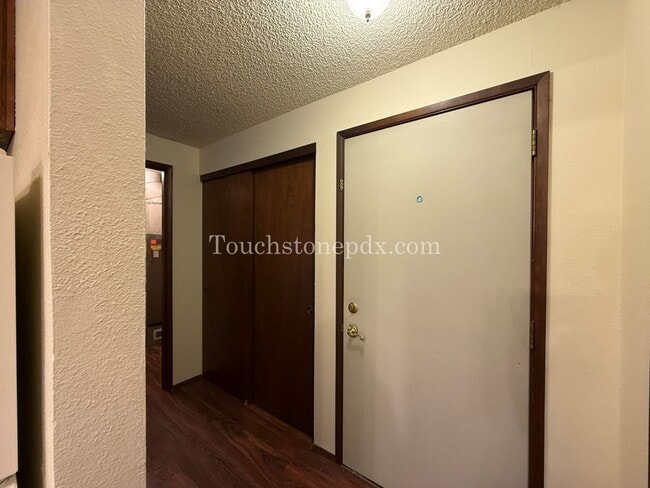 Foto del edificio - Updated 2BD/1BA Duplex w/ Mini-Split HVAC + Off-Street Parking