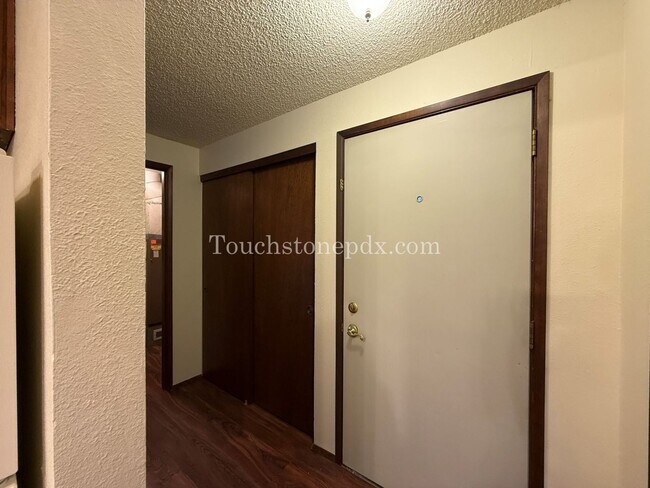 Building Photo - Welcoming 2BD/1BA Duplex w/ Mini-Split HVAC + Off-Street Parking