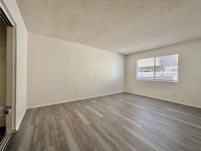 Building Photo - 2042 E 19th St