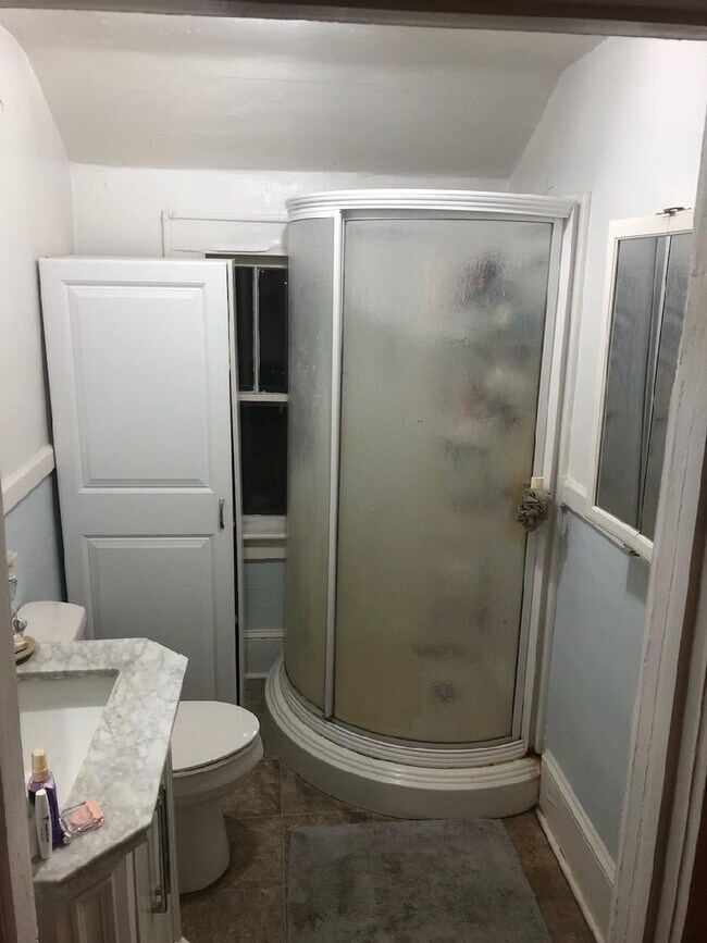 Baño - 302 S Summit St