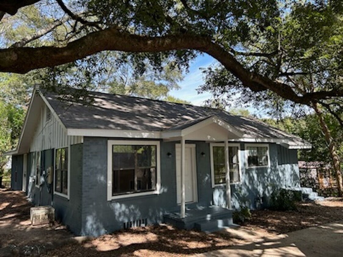 103 East St Unit B, Purvis, MS 39475 Room for Rent in Purvis, MS