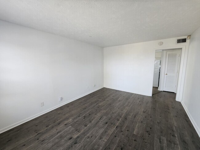 Foto del edificio - Quaint Sylvan Heights Duplex
