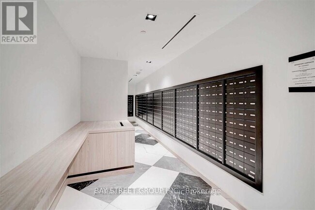 Photo du bâtiment - 395-3395 Bloor St E