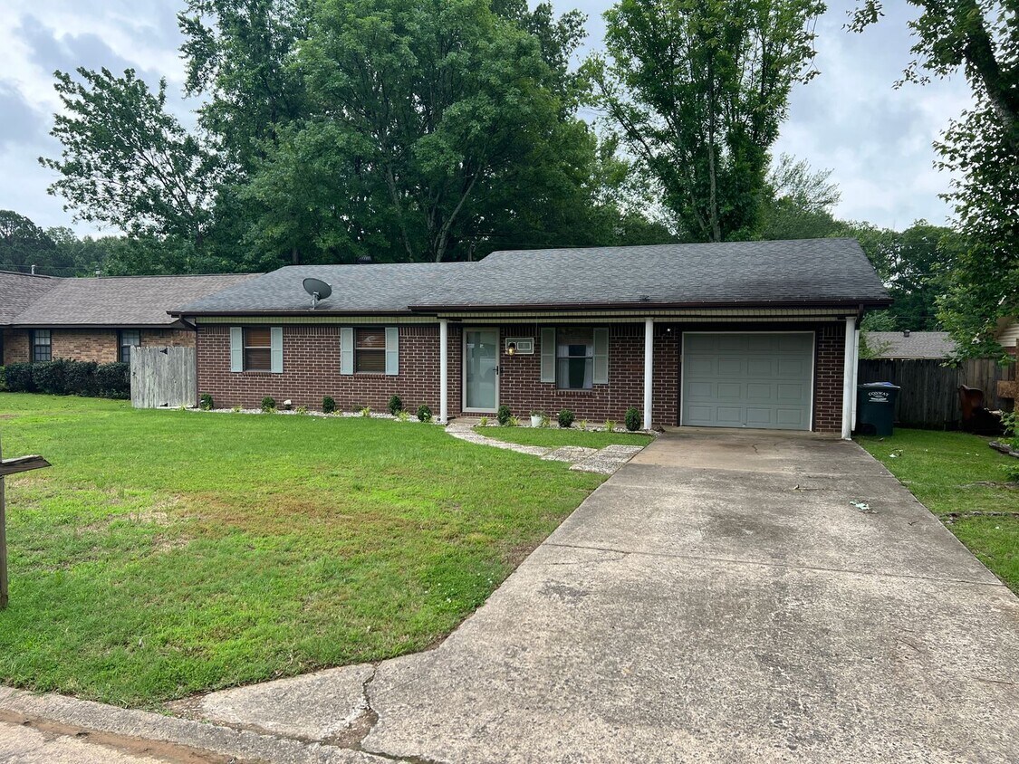 Primary Photo - 3 Bed 1.5 Bath Home