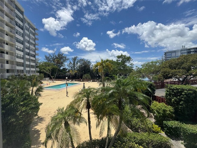 Foto del edificio - 1300 NE Miami Gardens Dr
