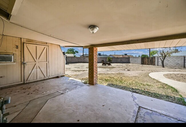 Building Photo - 35TH AVE & BUTLER, LARGE LOT 3 BED 2 BATH