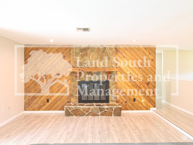 Building Photo - 2190 Belaire Dr