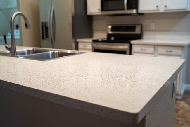 Foto del edificio - Ground floor spacious 2 Bedroom Condo near pool and gym