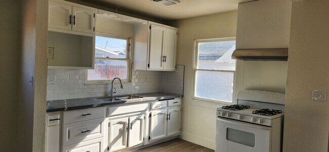 Foto del edificio - 2 br, 1 bath House - 2425 W. Olive Ave