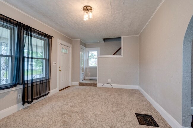 Building Photo - Spacious 3 Bedroom 1 Bath House Located in...