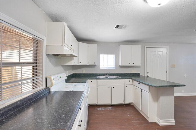 Building Photo - 14342 Texarkana St