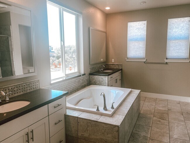 Foto del edificio - Gorgeous Townhouse in Dublin Available January!