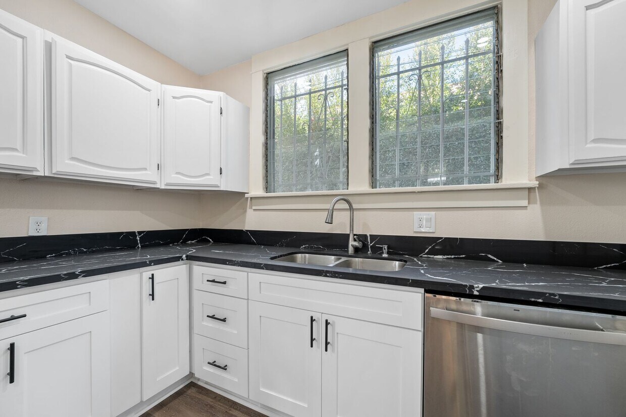 Foto principal - 7853 Waring Ave