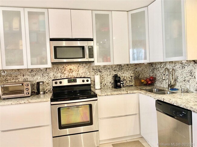 Foto del edificio - 1710 NE 191st St