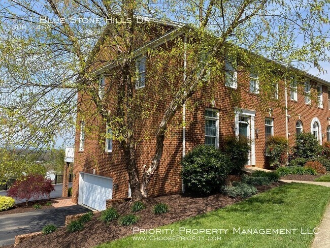 Building Photo - Gorgeous 3 Bed 3.5 Bath End Unit
