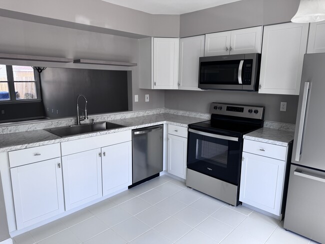 Building Photo - 1376 Battleford Dr