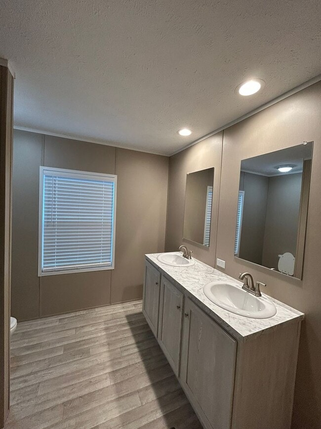 Building Photo - Private 3 Bedroom 2 Bath Home on 4 Acres