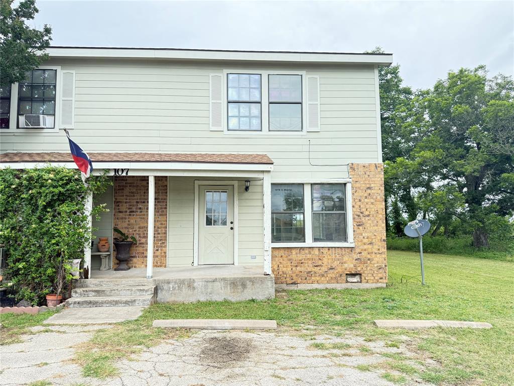 Primary Photo - 107 E Moerbe