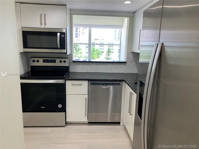 Foto del edificio - 17570 Atlantic Blvd