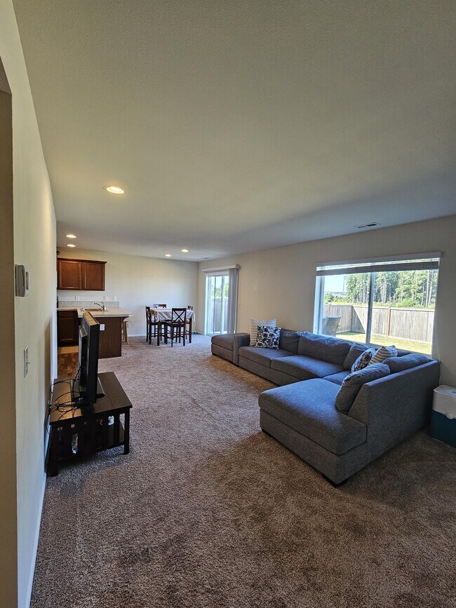 Foto del edificio - 2417 Fiddleback St NE