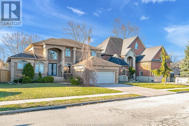 Building Photo - 425 Country Club Dr