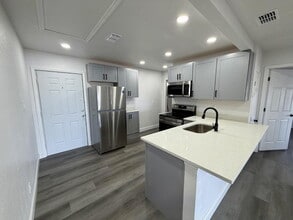 Building Photo - 15945 Villa City Rd