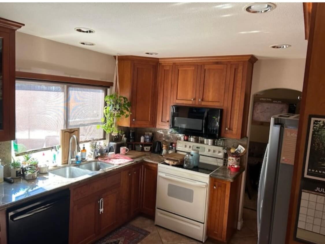 Building Photo - Your Ideal Haven Awaits!