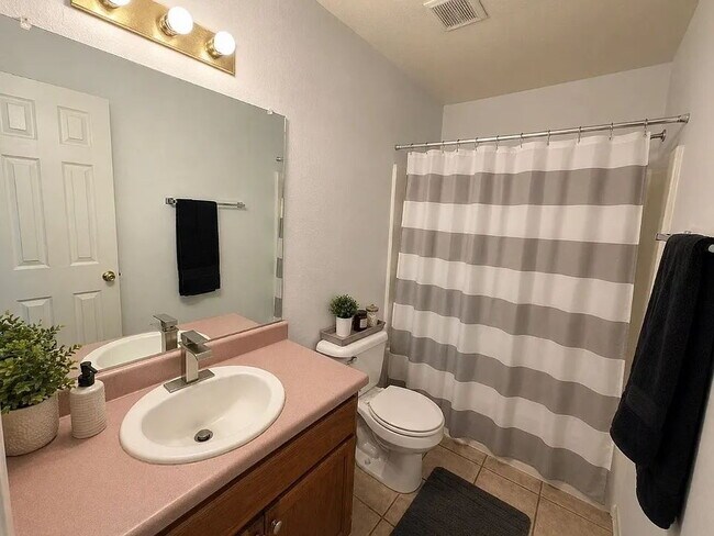 Foto del edificio - "Charming 3-Bed Oasis with 2 Baths in Los Lunas – 1216 Sq Ft of Cozy Living!"