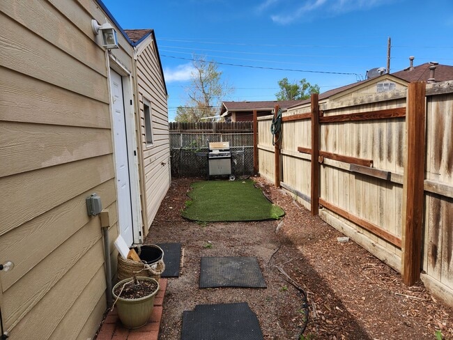 2 bed/1 bath ADU w/small yard, shed and pa... - 2 bed/1 bath ADU w/small yard, shed and pa... House
