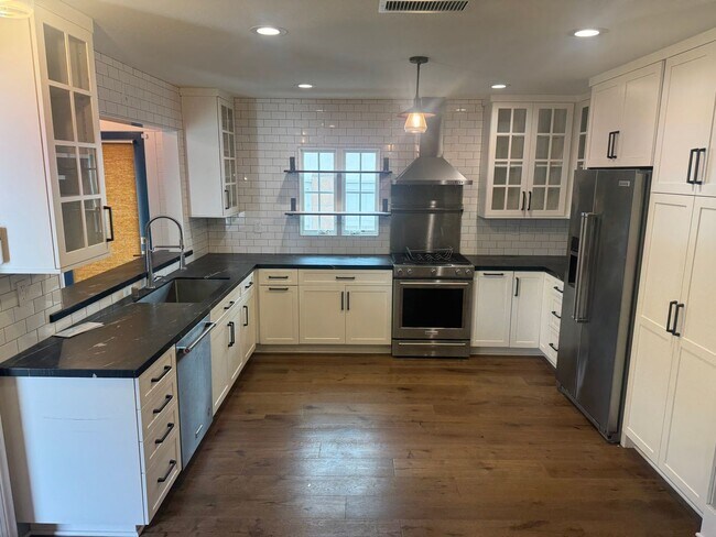 Foto del edificio - Charming 3-Bedroom Home with Spacious Yard
