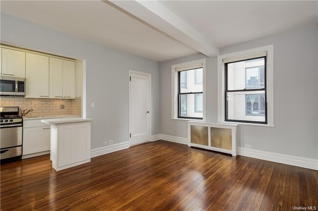 Building Photo - 457 W 57th St