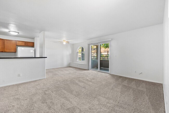Foto del edificio - Bright 3-Bedroom Condo in The Lakes with Community Pool & Spa!