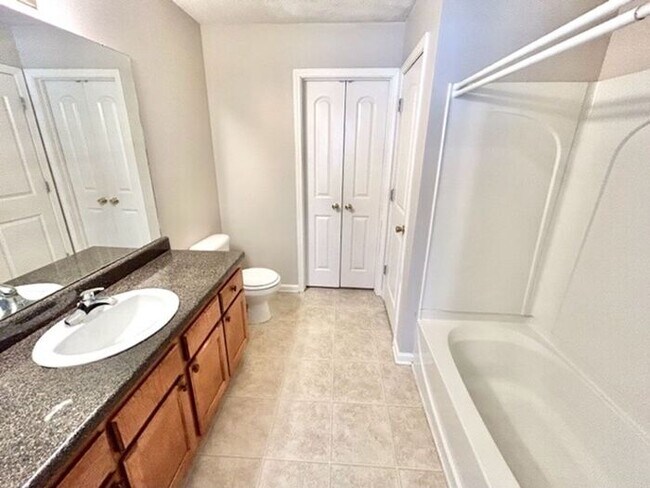 Foto del edificio - Now Leasing A 3 Bedroom 2.5 Bath Home In C...