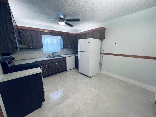 Building Photo - 275 Sunshine Dr