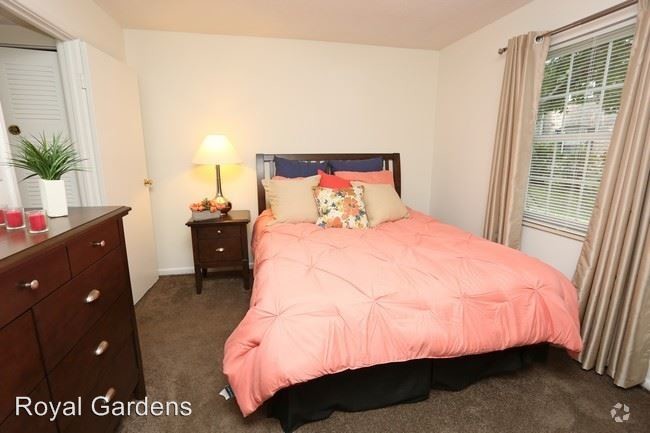 Building Photo - 1000-1118 Royal Gardens Ct