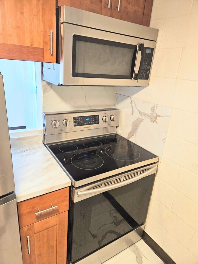 Foto del edificio - Maikiki Studio, 1 Parking Condominium in the Luna-Liho Towers Close to Punahou School